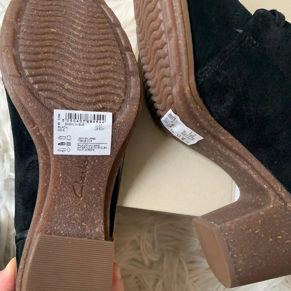 Clarks Womens Sashlin Almond Toe Ankle Booties